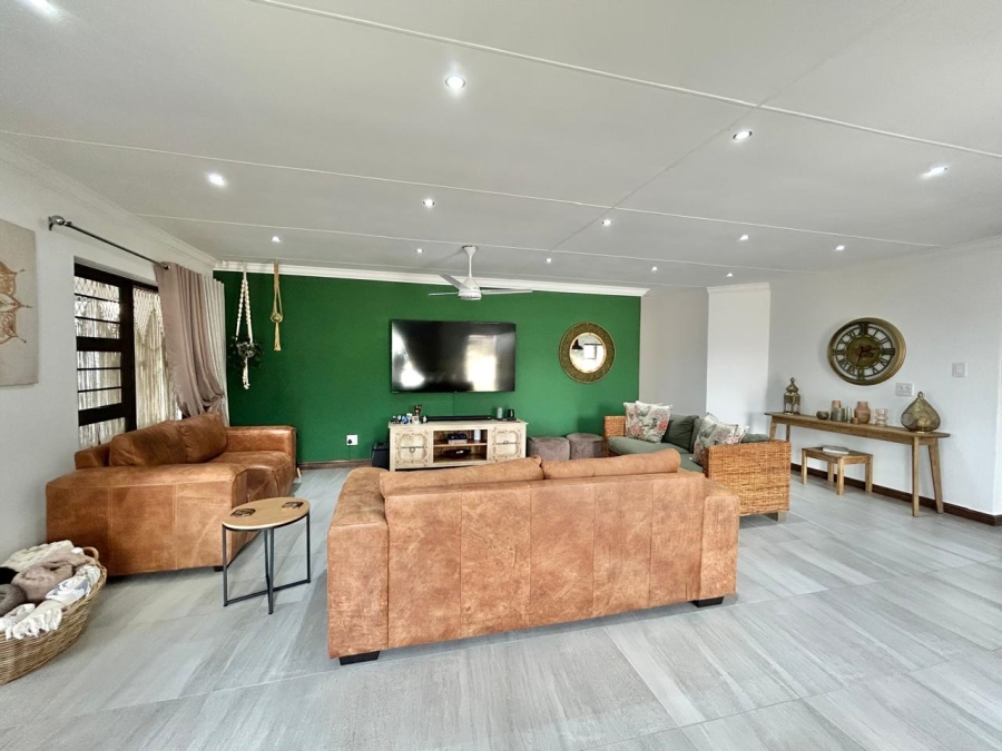 4 Bedroom Property for Sale in Wavecrest Eastern Cape